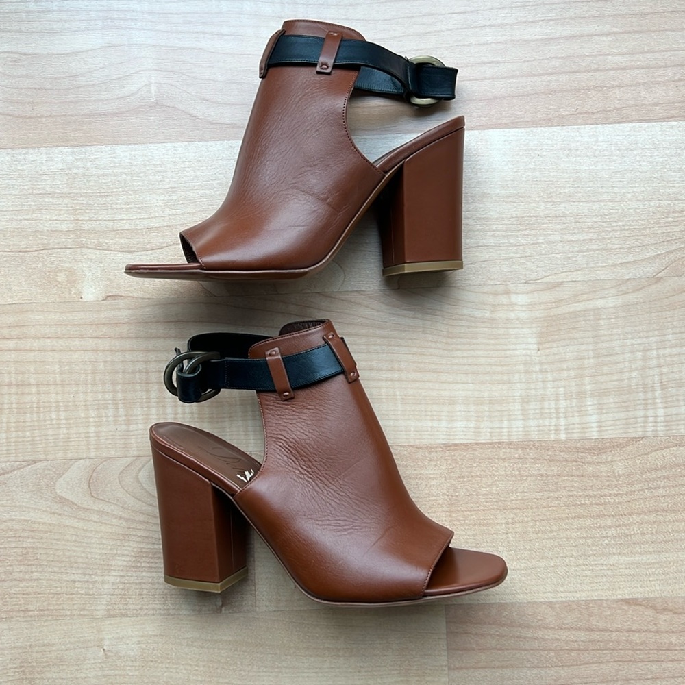 New (NWOB) Delman Ankle Strap Peep Toe Sandals Size 7 B